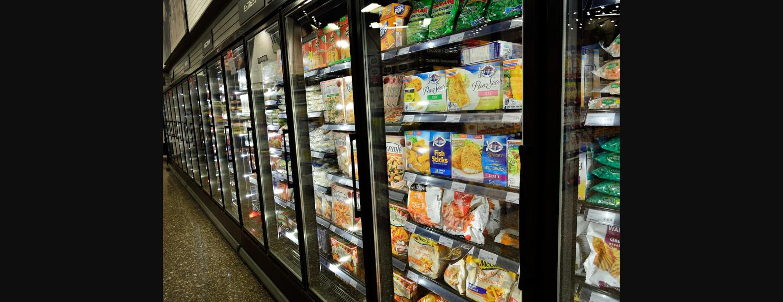 スーパーの冷凍食品売り場に並ぶすき家の冷凍食品イメージ