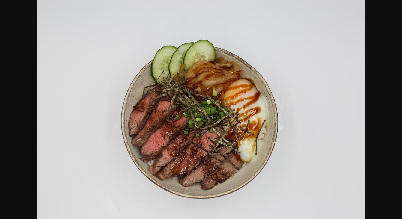 すき家ランチコンボをイメージした牛肉の丼ぶり写真