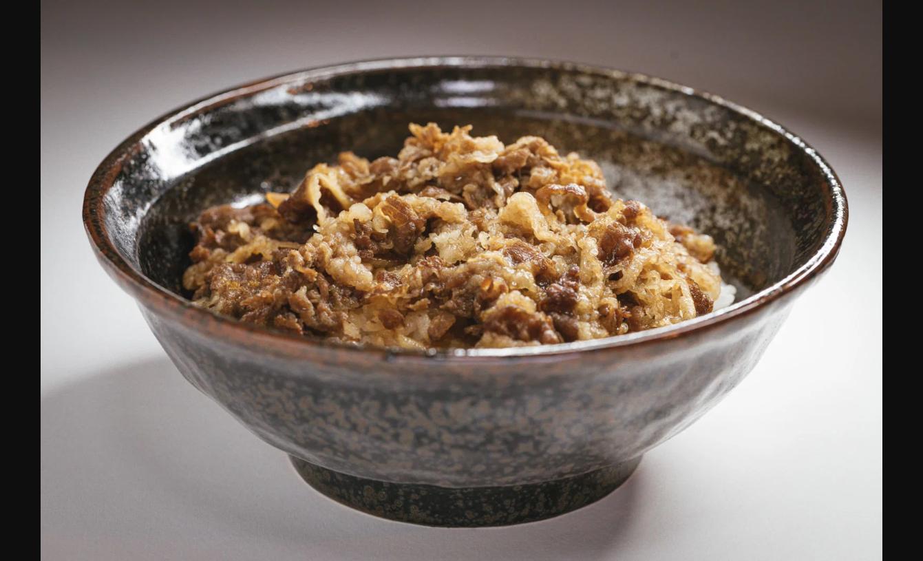 大盛りの牛丼を盛った丼の写真。大阪・梅田エリアのすき家をイメージしたアイキャッチ画像